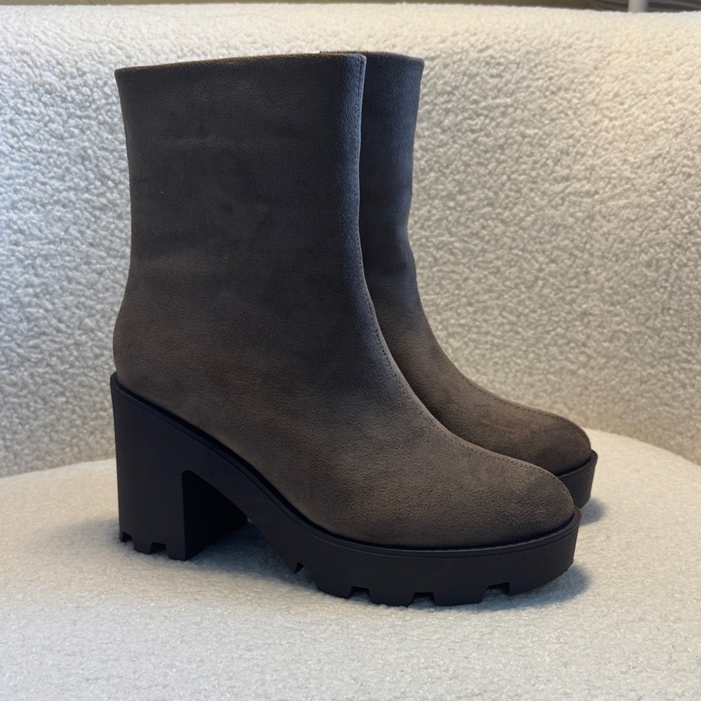 Chic Women's Brown Heeled Boots